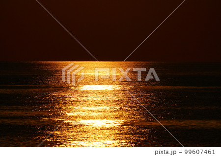海の夕日 99607461