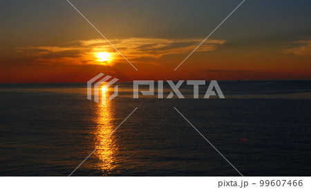 海の夕日 99607466