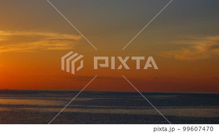 海の夕日 99607470