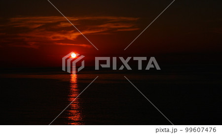 海の夕日 99607476