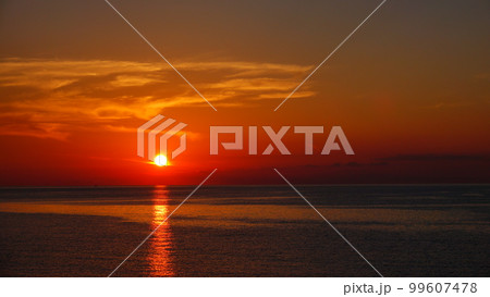 海の夕日 99607478