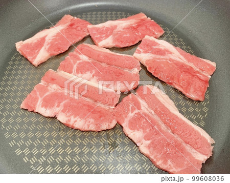 フライパンで焼くアンガス牛肉　写真素材 99608036