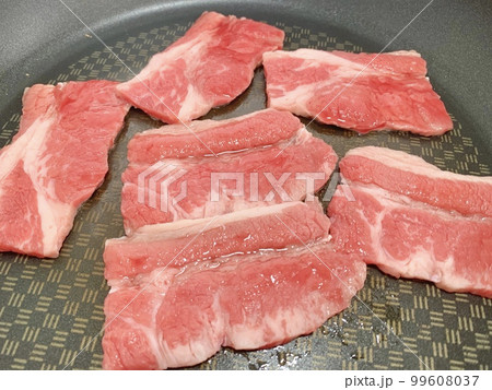 フライパンで焼くアンガス牛肉　写真素材 99608037