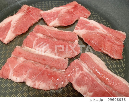 フライパンで焼くアンガス牛肉　写真素材 99608038