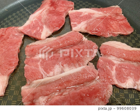 フライパンで焼くアンガス牛肉　写真素材 99608039