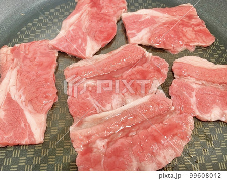 フライパンで焼くアンガス牛肉 写真素材 フライパンで焼くアンガス牛肉 写真素材 99608042