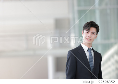 エントランスに立ち微笑むビジネスマン_1 99608352