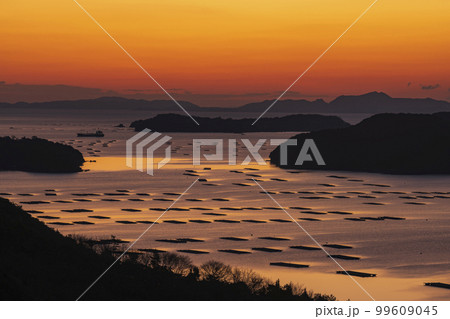 虫明湾の朝焼け 99609045