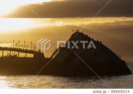 Shipwreck off the Californian Coast 99609323