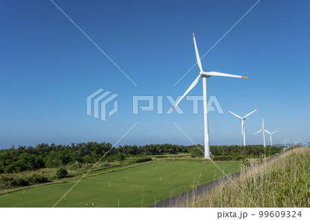 青空に映える風力発電機　（鳥取県北栄町） 99609324