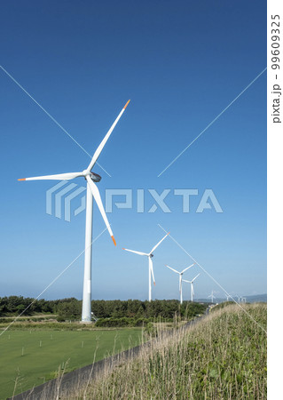 風車のある風景　（鳥取県北栄町） 99609325