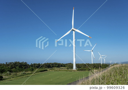 青空に映える風力発電機　（鳥取県北栄町） 99609326