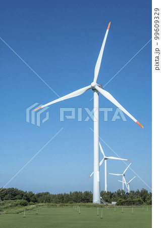 青空に映える風力発電機　（鳥取県北栄町） 99609329