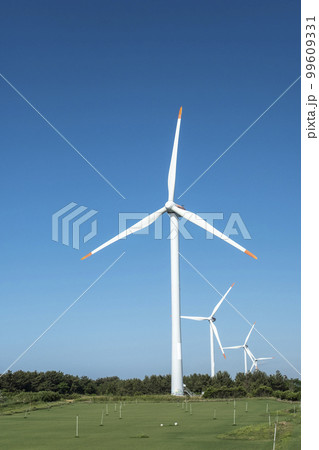 青空に映える風力発電機　（鳥取県北栄町） 99609331