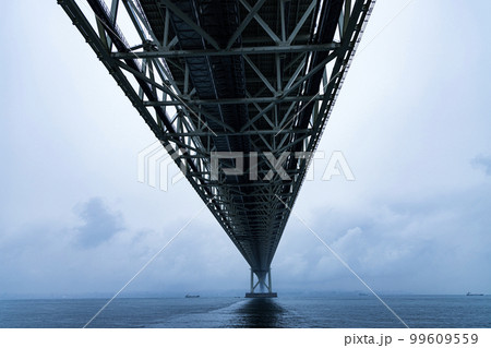 霧に霞む明石海峡大橋 99609559