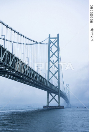 霧に霞む明石海峡大橋 99609560