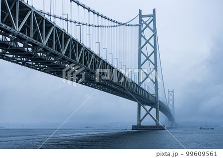 霧に霞む明石海峡大橋 99609561