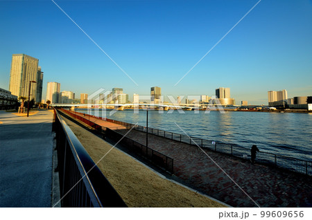 晴海臨海公園から観る商業施設と高層マンションの夕景 晴海臨海公園から観る商業施設と高層マンションの夕景 99609656