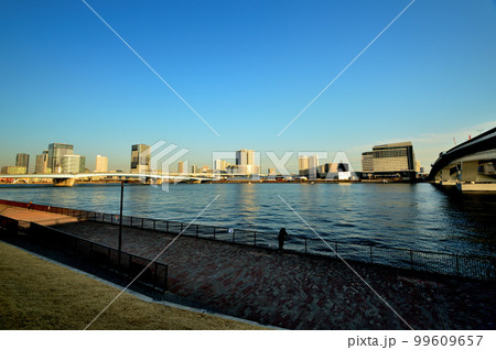 晴海臨海公園から観る商業施設と高層マンションの夕景 晴海臨海公園から観る商業施設と高層マンションの夕景 99609657