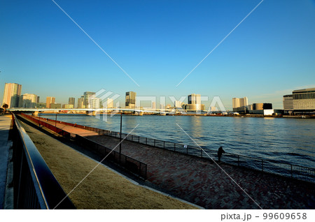晴海臨海公園から観る商業施設と高層マンションの夕景 晴海臨海公園から観る商業施設と高層マンションの夕景 99609658