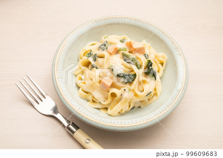 ほうれん草とサーモンのクリームパスタ ほうれん草とサーモンのクリームパスタ 99609683