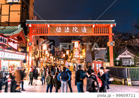 日本の東京都市景観 浅草寺・仲見世通りから賑う伝法院通りを望む。屋外室内等マスク不要!=2月20日 日本の東京都市景観 浅草寺・仲見世通りから賑う伝法院通りを望む。屋外室内等マスク不要!=2月20日 99609711