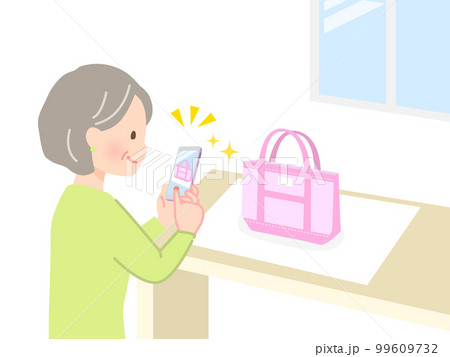 スマートフォンでバッグを撮影するシニア女性 99609732