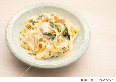 ほうれん草とサーモンのクリームパスタ ほうれん草とサーモンのクリームパスタ 99609757