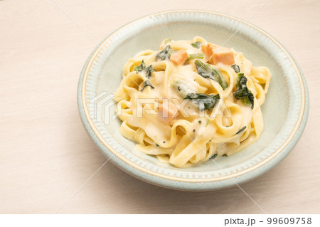 ほうれん草とサーモンのクリームパスタ ほうれん草とサーモンのクリームパスタ 99609758