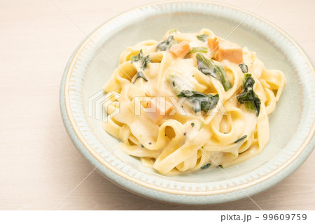 ほうれん草とサーモンのクリームパスタ ほうれん草とサーモンのクリームパスタ 99609759