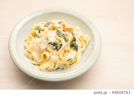 ほうれん草とサーモンのクリームパスタ 99609761