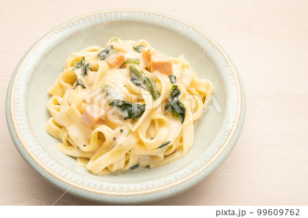 ほうれん草とサーモンのクリームパスタ 99609762