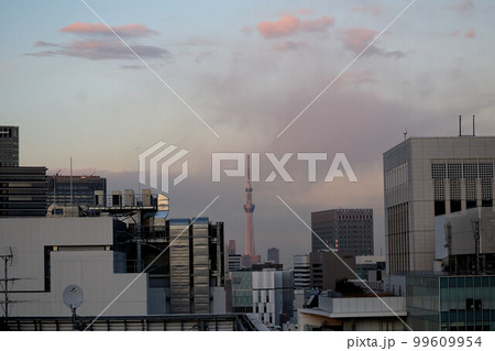 銀座のビルと東京スカイツリー 99609954