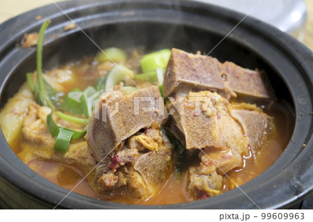 豚肉とジャガイモの辛い鍋 豚肉とジャガイモの辛い鍋 99609963