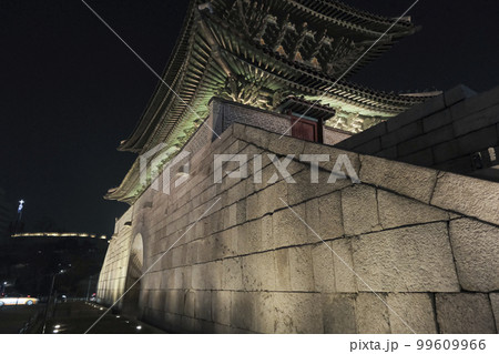 ライトアップされた歴史遺産である東大門 99609966