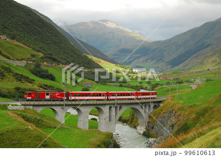 スイス・ホスペンタールの草原を走るマッターホルン・ゴッタルド鉄道の列車 スイス・ホスペンタールの草原を走るマッターホルン・ゴッタルド鉄道の列車 99610613