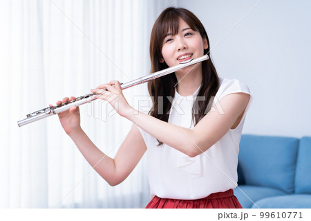 フルートを吹く女性 99610771