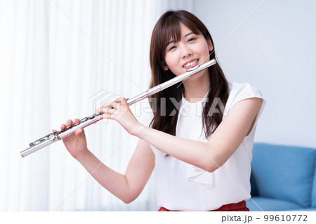 フルートを吹く女性 フルートを吹く女性 99610772