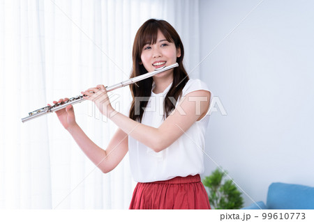 フルートを吹く女性 フルートを吹く女性 99610773
