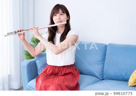 フルートを吹く女性 99610775