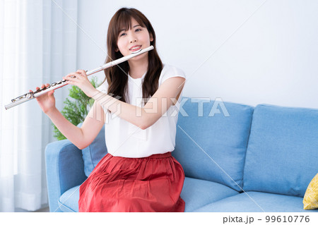 フルートを吹く女性 99610776