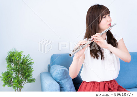 フルートを吹く女性 フルートを吹く女性 99610777