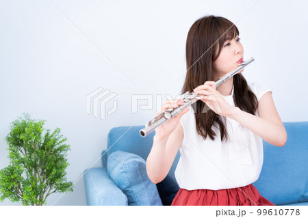 フルートを吹く女性 99610778