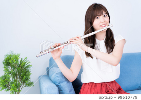 フルートを吹く女性 99610779