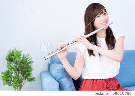 フルートを吹く女性 99610780