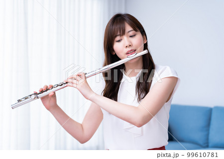 フルートを吹く女性 99610781