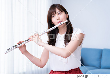 フルートを吹く女性 99610782