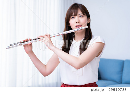 フルートを吹く女性 99610783