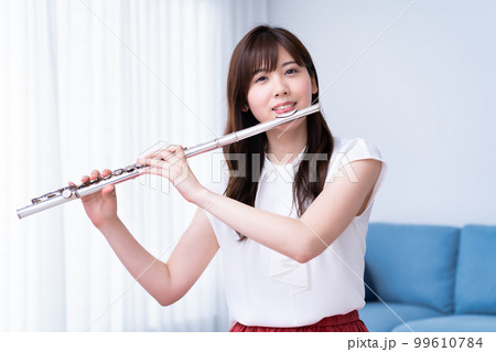 フルートを吹く女性 99610784