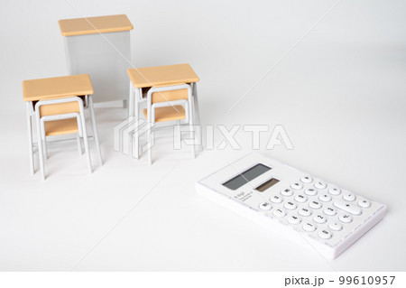 学校とお金のイメージ 99610957